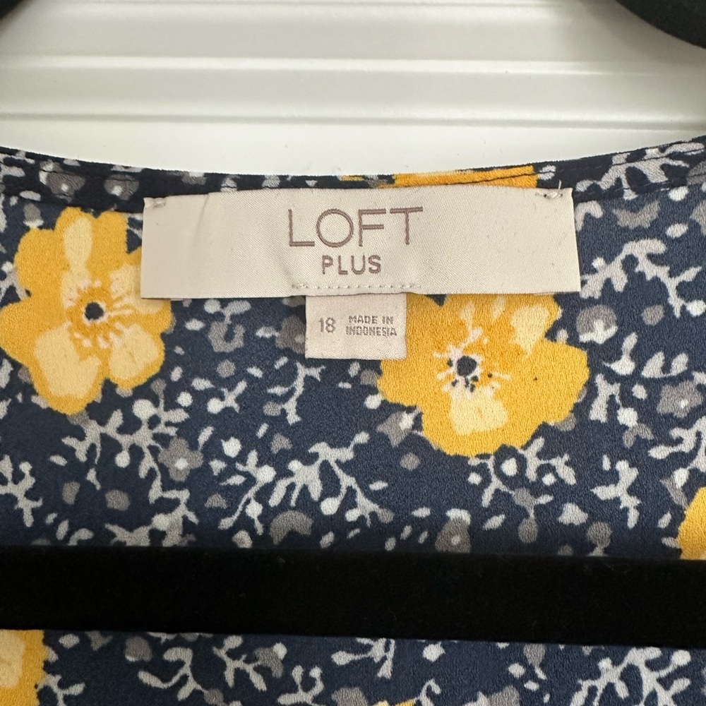 NWOT - never worn Loft Plus Floral Navy and Yellow Women's Top - Picture 4 of 5
